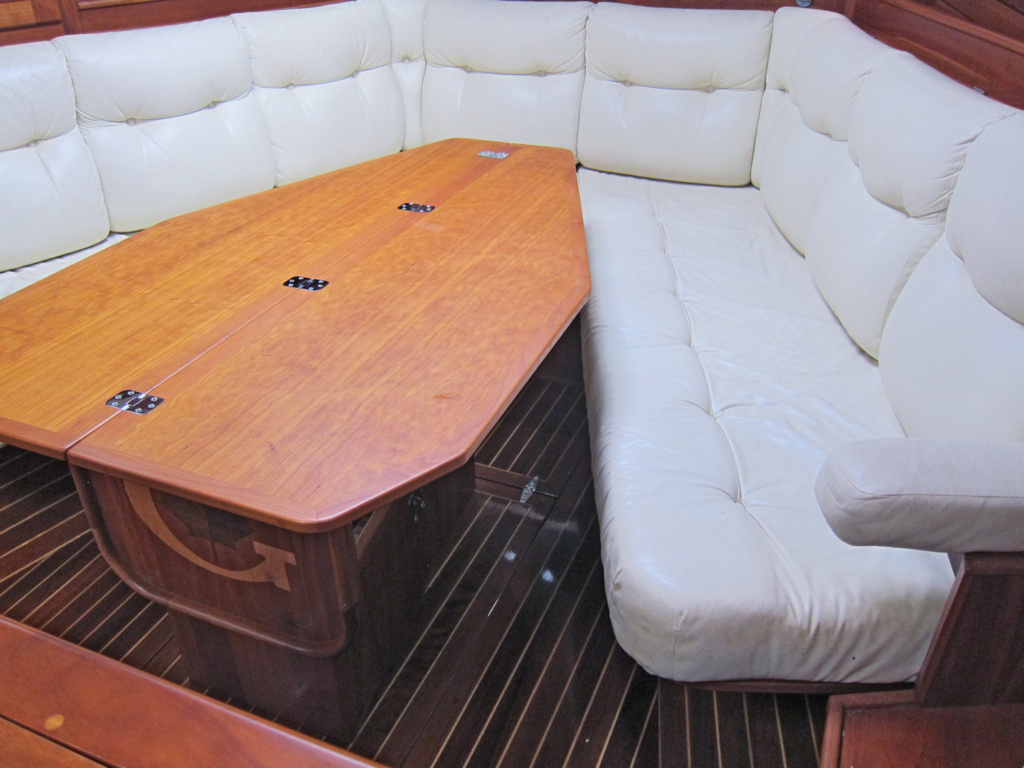 Saloon with Dining Table